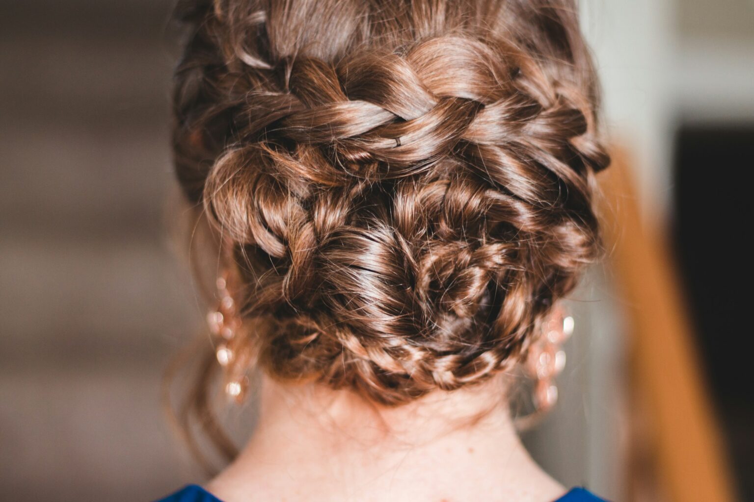 Recogido elegante para boda y eventos especiales en peluquería Puente Genil