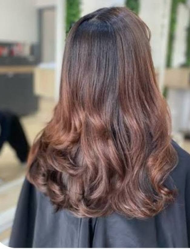 Peinado recogido con fijación flexible para invitada a evento en Puente Genil