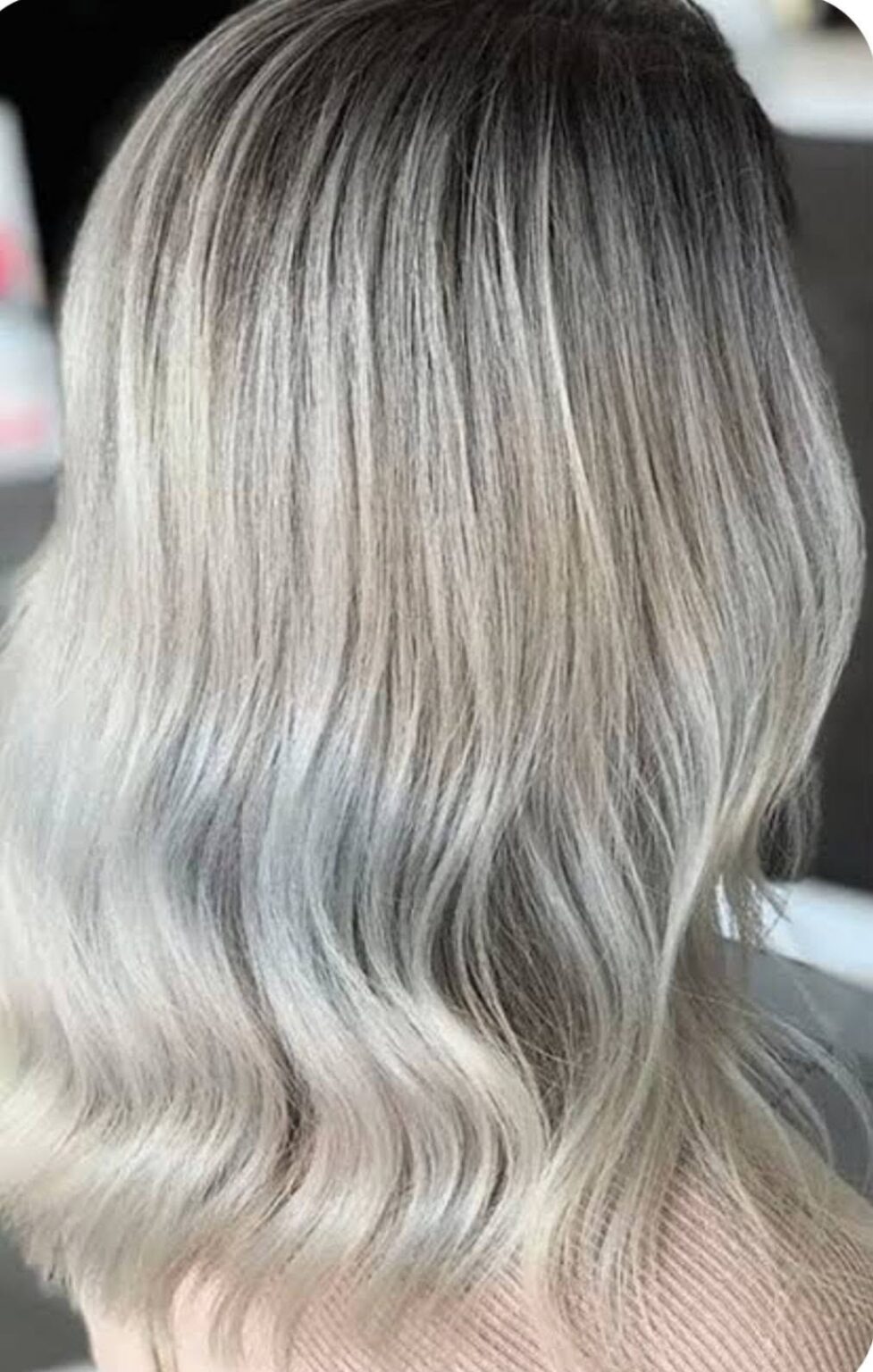 Matización de mechas y degradado suave de color en Salón Infinito Estilistas