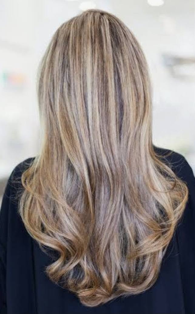 Evaluación de la textura del cabello y tipo de rostro por estilista profesional