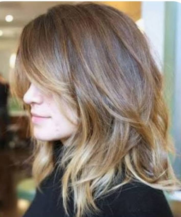 Estilista realizando trabajo de peluquería profesional en Salón Infinito